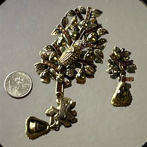 Heidi Daus olive brooch and earrings